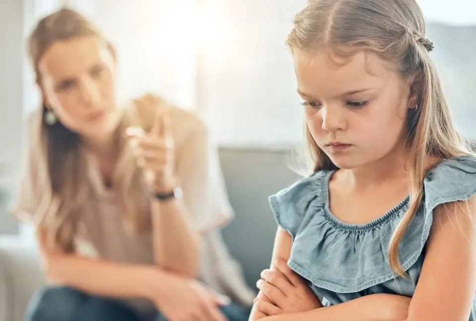 alt="mamma che sgrida la figlia"