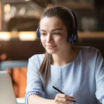 alt="ragazza che studia al pc"