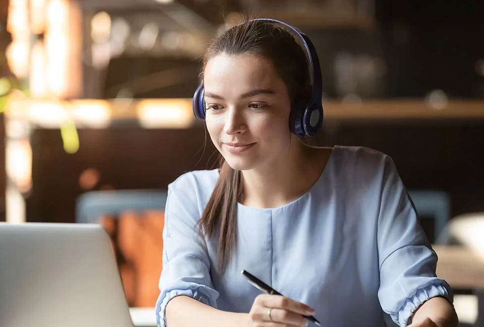 alt="ragazza che studia al pc"