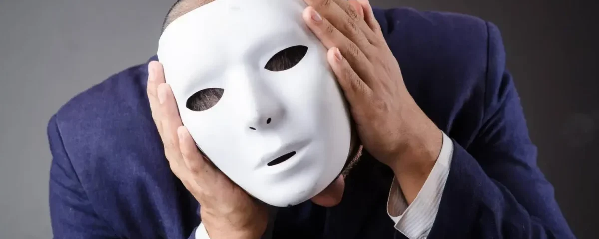 Alt="uomo con maschera"