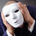 Alt="uomo con maschera"