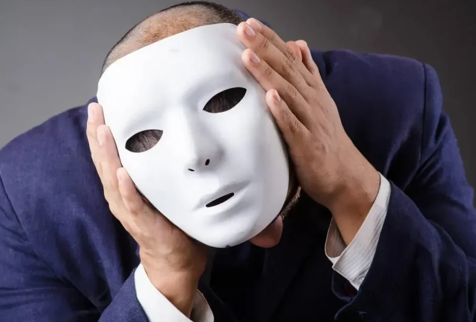 Alt="uomo con maschera"