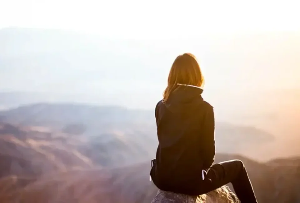 alt="la solitudine come effetto del trauma bonding"